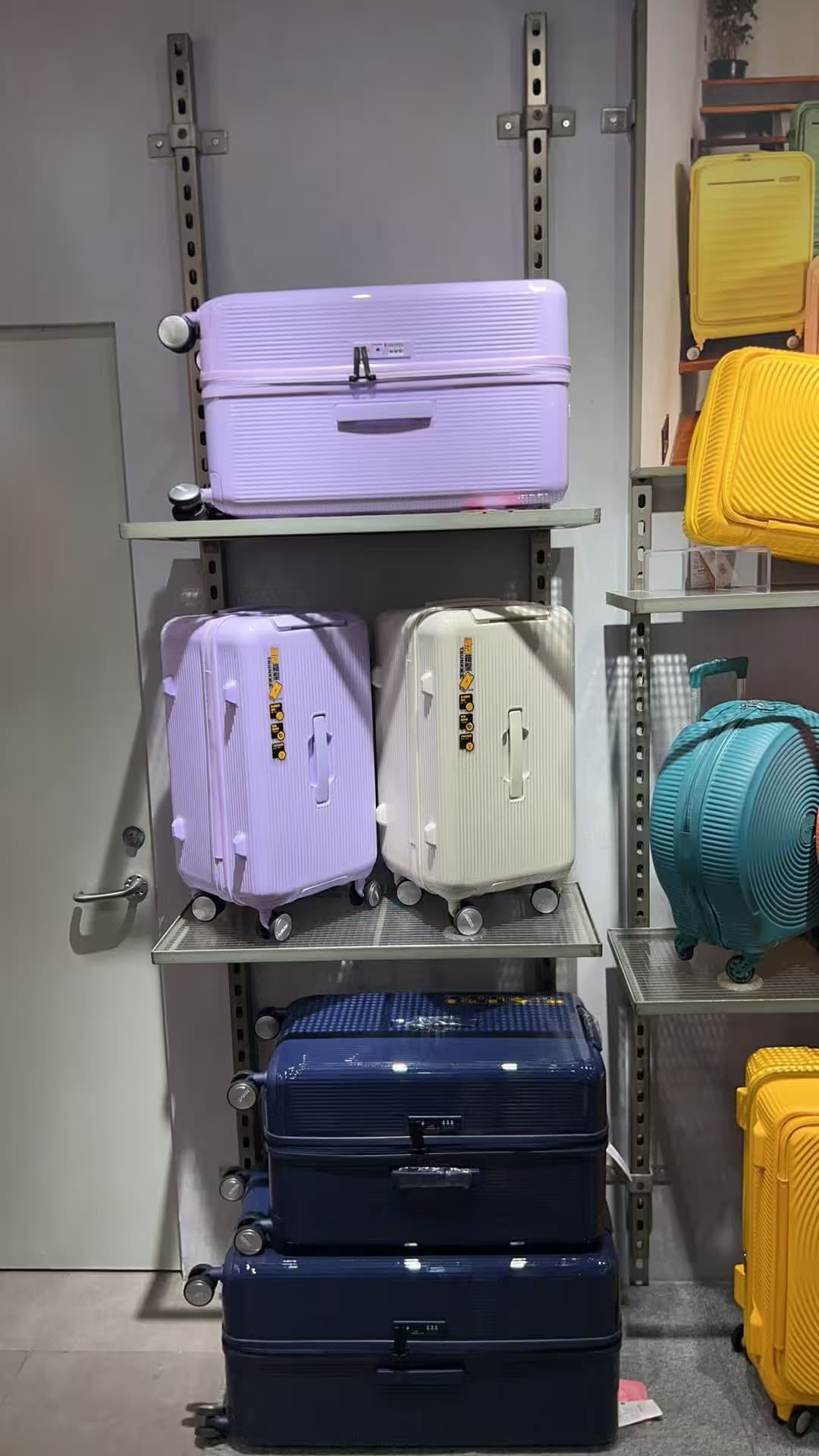 AMERICAN TOURISTER - Image 4